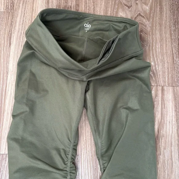 ALO YOGA IDOL LEGGING Color: Jungle Glossy: light green - Picture 4 of 13